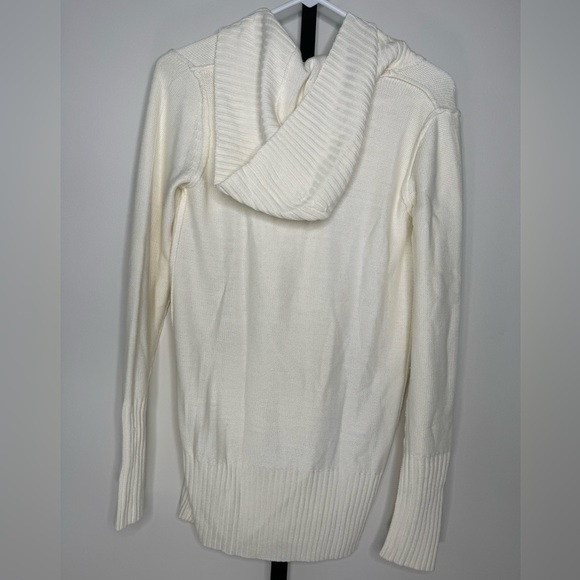 Gap Hooded Sweater - Cozy Comfort and Versatile Style - Picture 2 of 4